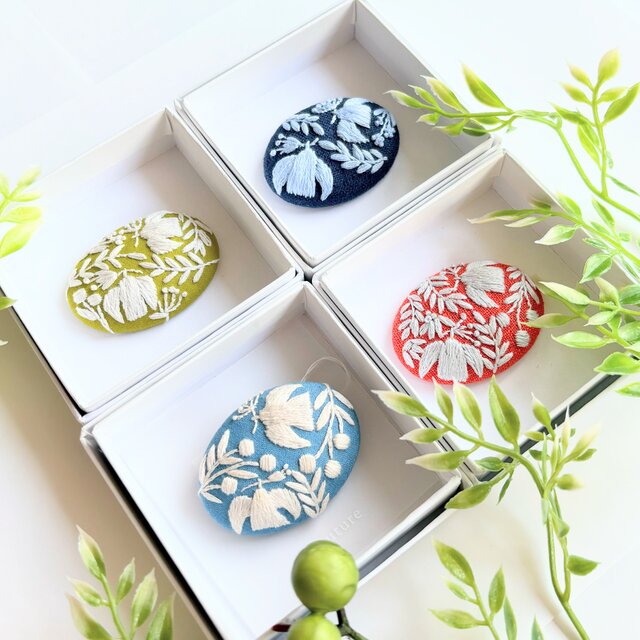 北欧風ことりと草花の刺繍ブローチ#375 | iichi 日々の暮らしを
