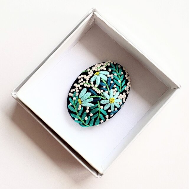 秋の刺繍ブローチ ブローチ 綴りの庭 通販 7867586｜Creema