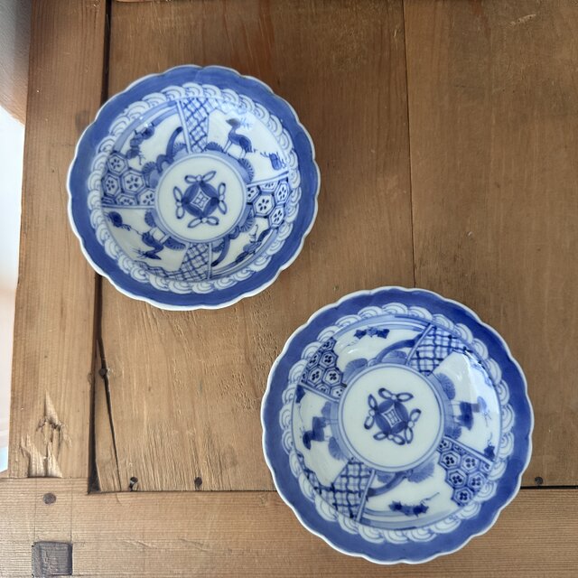 小さな華やぎを添える染付輪花小皿