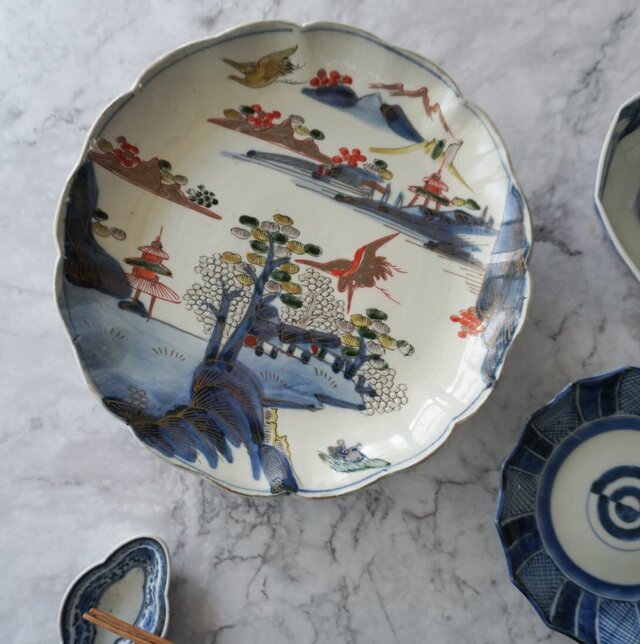 染付と金彩の優美な色絵皿