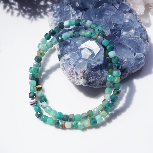 母岩つきエメラルドの一連ブレスレット　～夏嶺（かれい）