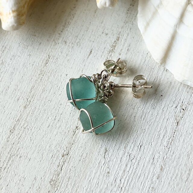 《スターリングシルバー/Silver925》海の一雫を身につける揺れる海色シーグラスのスタッズピアス