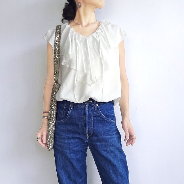 ラッフルカラーノースリーブブラウス（ホワイト)