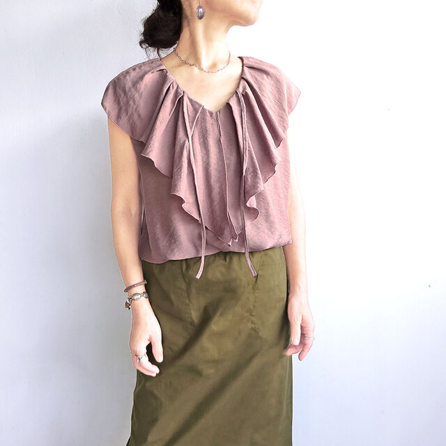 ラッフルカラーノースリーブブラウス（ダスティピンク）