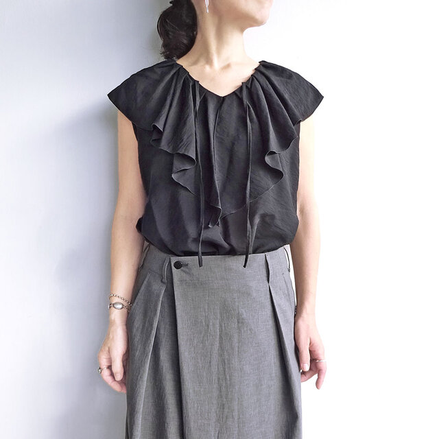 ラッフルカラーノースリーブブラウス（ブラック）