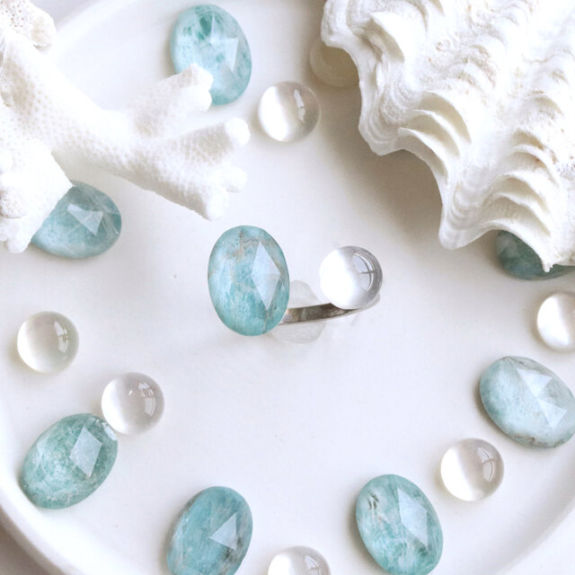 夏の海の指輪　アパタイト シェル ＋クリスタル　水面の輝き 　天然石　フォークリング　フリーサイズ　--Two stones--