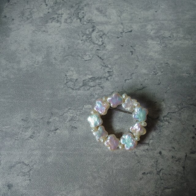 淡水【クローバー真珠】の小さなサークルブローチ