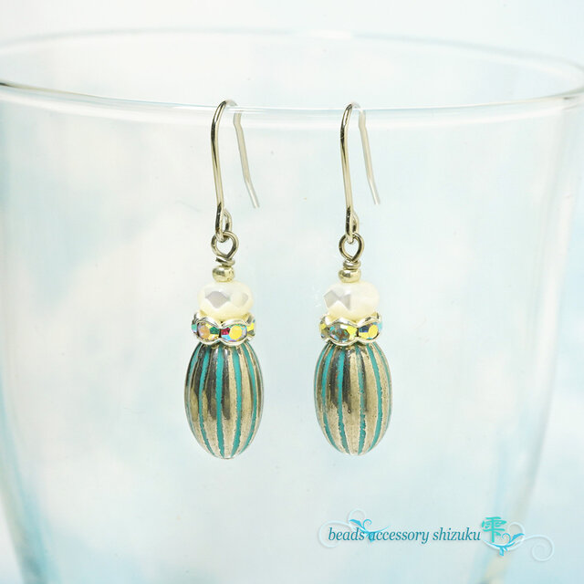 ターコイズブルーのストライプ×マザーオブパールのナツメピアス