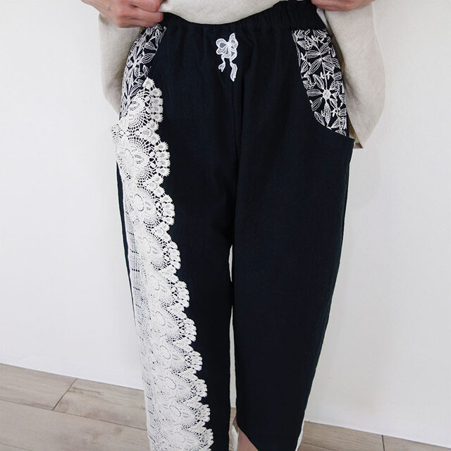 [予約販売] クロッシュと刺繍ポケットのブラックワッシャー・サルエル風パンツ