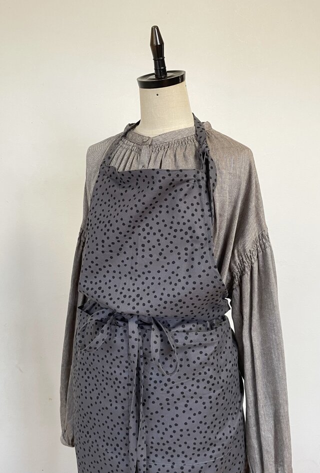 すくっとエプロン（綿・グレー・ランダムドット）