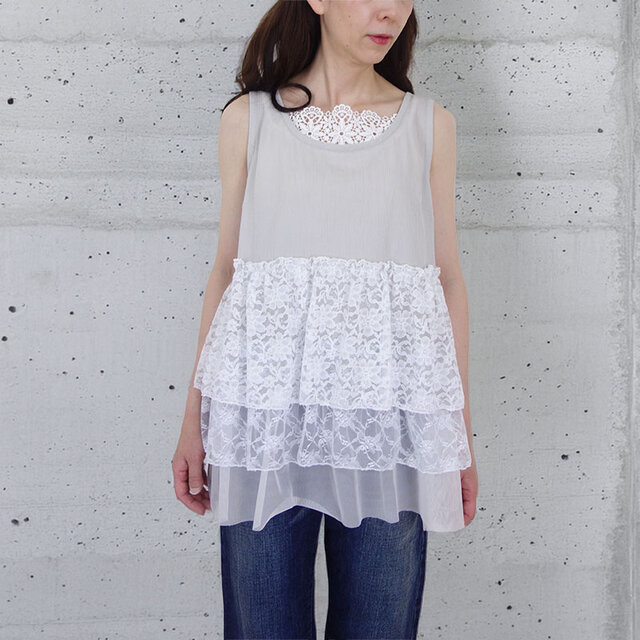 [予約販売] 透け感ティアード・フラワーレースキャミ（パールグレー）