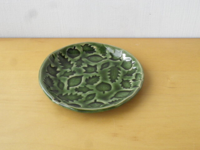 葉っぱ模様の小皿＊緑 | iichi 日々の暮らしを心地よくする