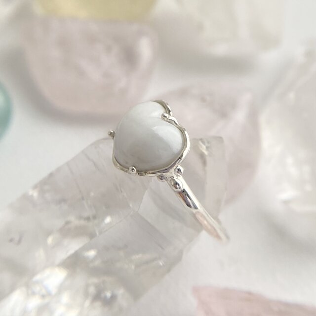 糸魚川翡翠の原石をハートに磨き上げたスクウェアシルバーリング