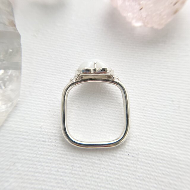 糸魚川翡翠の原石をハートに磨き上げたスクウェアシルバーリング