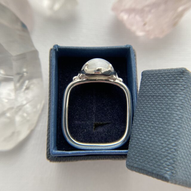 糸魚川翡翠の原石をハートに磨き上げたスクウェアシルバーリング