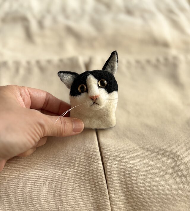 ハチワレメイくんのブローチ