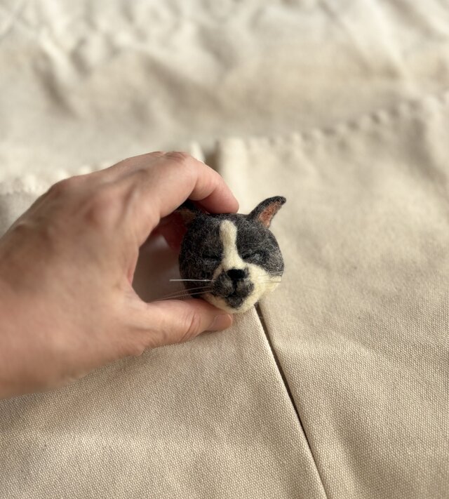 ハチワレグレー猫のブローチ