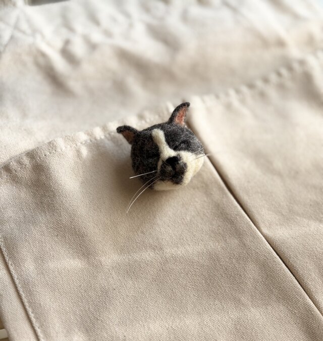 ハチワレグレー猫のブローチ | iichi 日々の暮らしを心地よくする