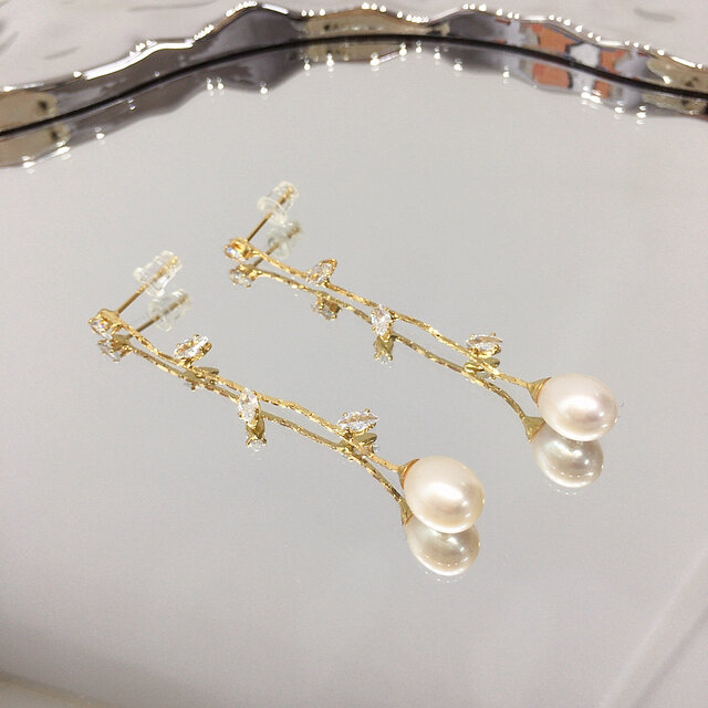 S925銀針】柳葉皓石×淡水真珠ロングピアス | iichi 日々の暮らしを