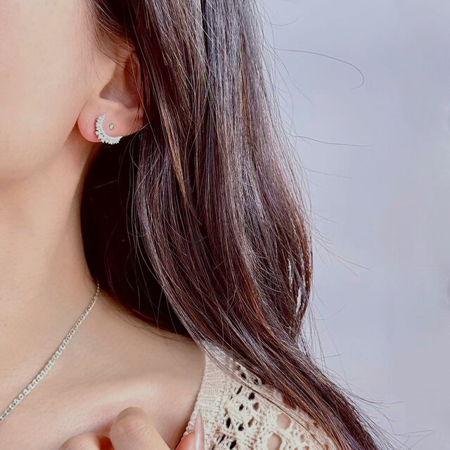 星に囲まれる月のスタッドピアス | iichi 日々の暮らしを心地よくする