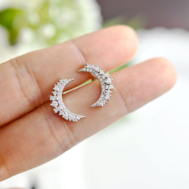 星に囲まれる月のスタッドピアス | iichi 日々の暮らしを心地よくする