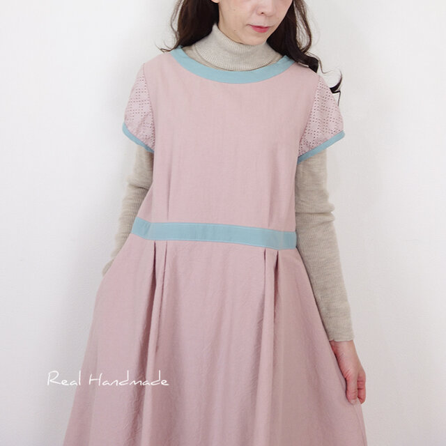 ピンクワッシャーとリバティ アーカイブ・ライラックリネンのクラシカルワンピース（リボン付き）