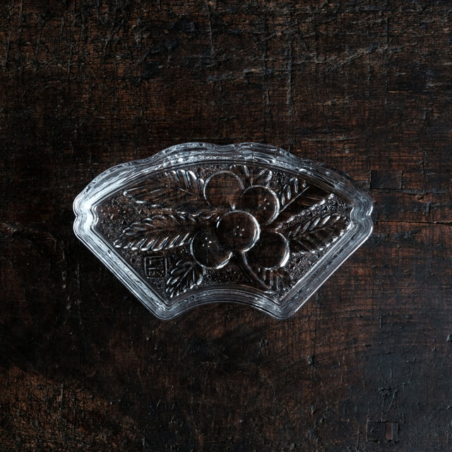 お刺身を乗せたくなる◆果実とリーフ。クリスタル・プレスガラス変形皿　向付　古民家　古道具　昭和後期