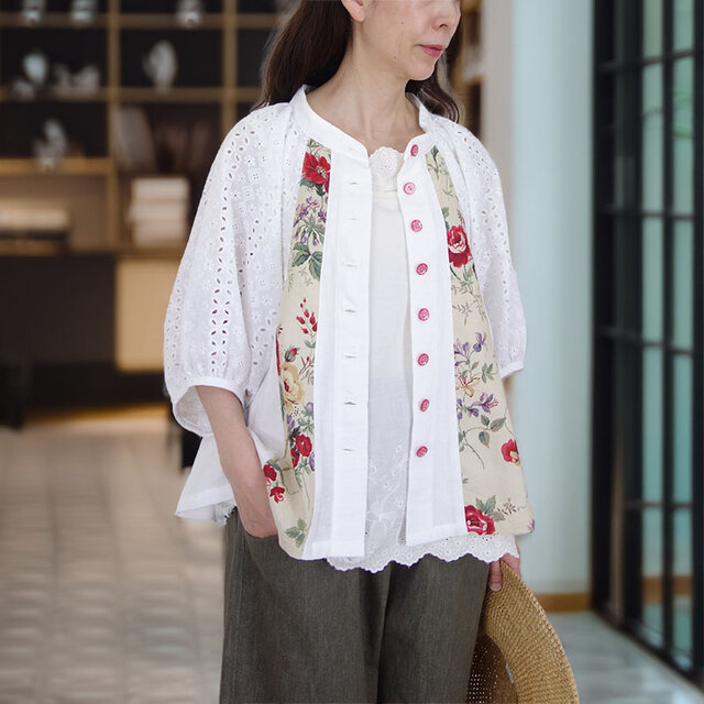[予約販売] リネンフラワーとレース袖のダブルガーゼドルマン羽織りブラウス