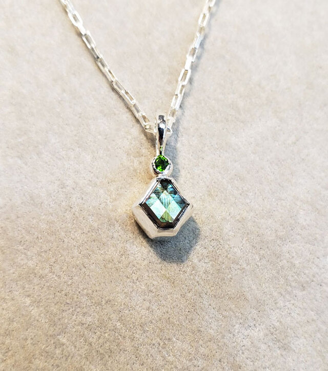 レインボーガーネットとクロムダイオプサイドのペンダント