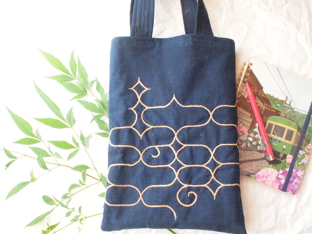 アイヌ文様 ぐるりと刺繍 明治の藍染め生地と柿渋染糸で仕立てたバッグ