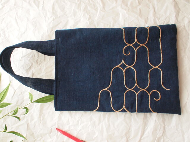 アイヌ文様 ぐるりと刺繍 明治の藍染め生地と柿渋染糸で仕立てたバッグ