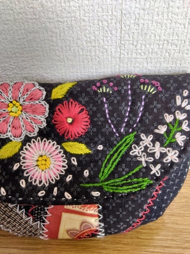 花刺繍入りパッチワークポーチ パッチワークポーチ 花の刺繍付き - メルカリ