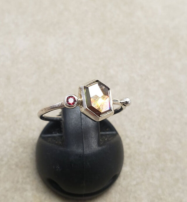 奈良県レインボーガーネットとレッドスピネルのリング
