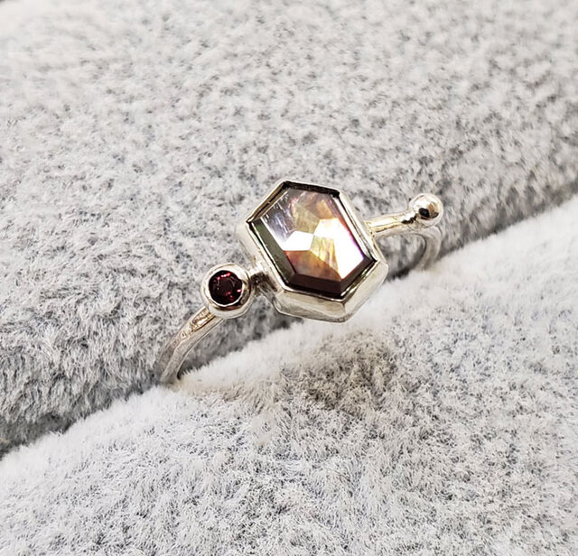 カスタムハンドメイド 日本奈良産レインボーガーネットシルバーリング 奈良県レインボーガーネットとレッドスピネルのリング | iichi