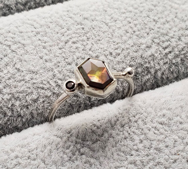 カスタムハンドメイド 日本奈良産レインボーガーネットシルバーリング 奈良県レインボーガーネットとレッドスピネルのリング | iichi