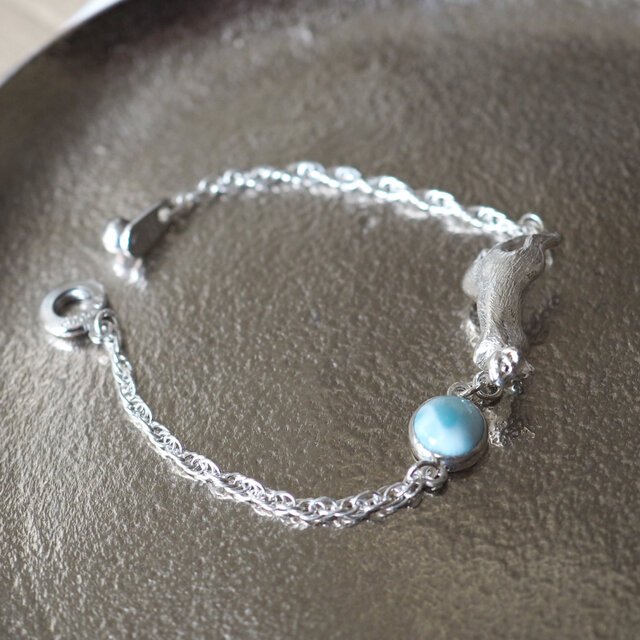 ふりむき白猫ブレスレット ラリマー