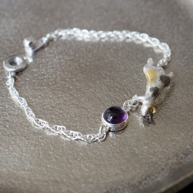 ふりむき三毛猫ブレスレット アメジスト