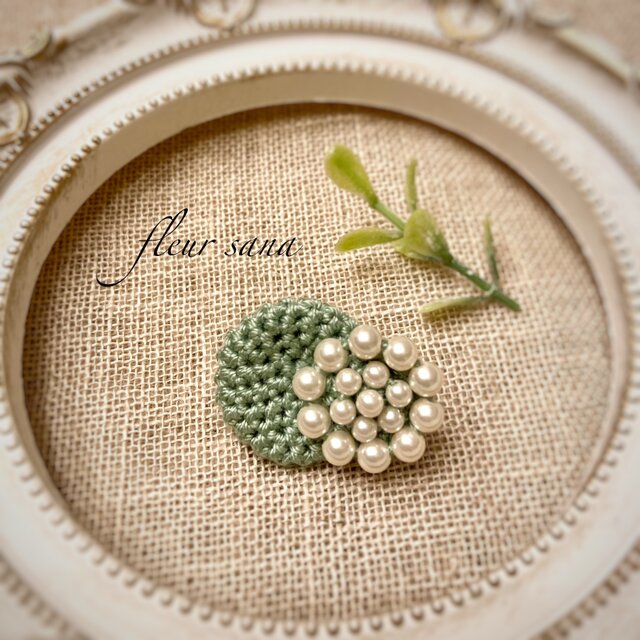 unique motif  シルキーパールとクロッシェのブローチ〈round〉mint green