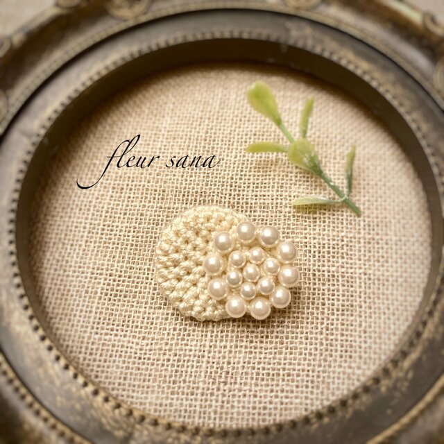 unique motif  シルキーパールとクロッシェのブローチ〈round〉 ivory