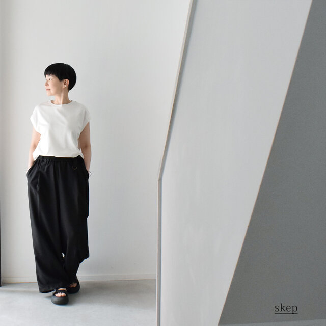 ポンチ素材のフレンチスリーブカットソー（レーヨン84％ナイロン13％ポリウレタン3％）：白［TS53FSWH］