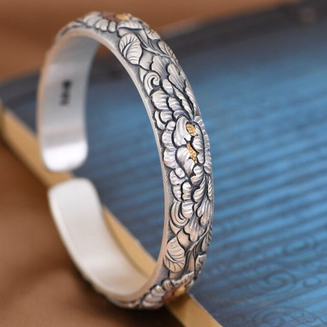 牡丹のバングル - 職人の手による精巧な彫金技術が光る B078 | iichi