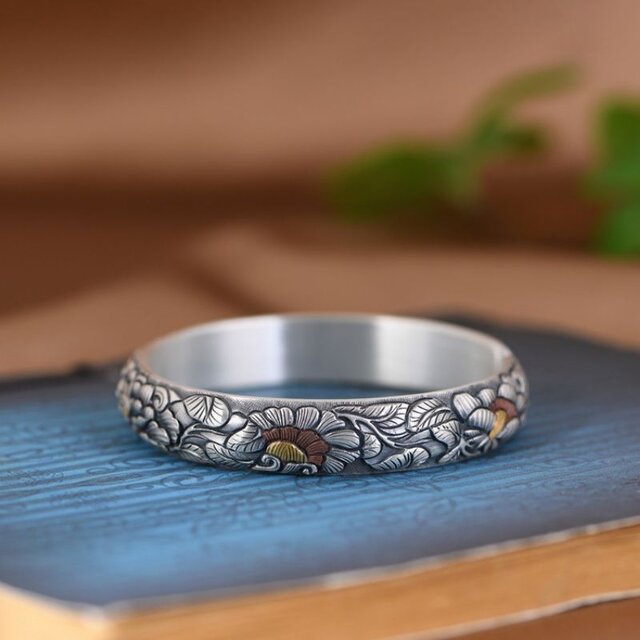 牡丹のバングル - 職人の手による精巧な彫金技術が光る B078 | iichi