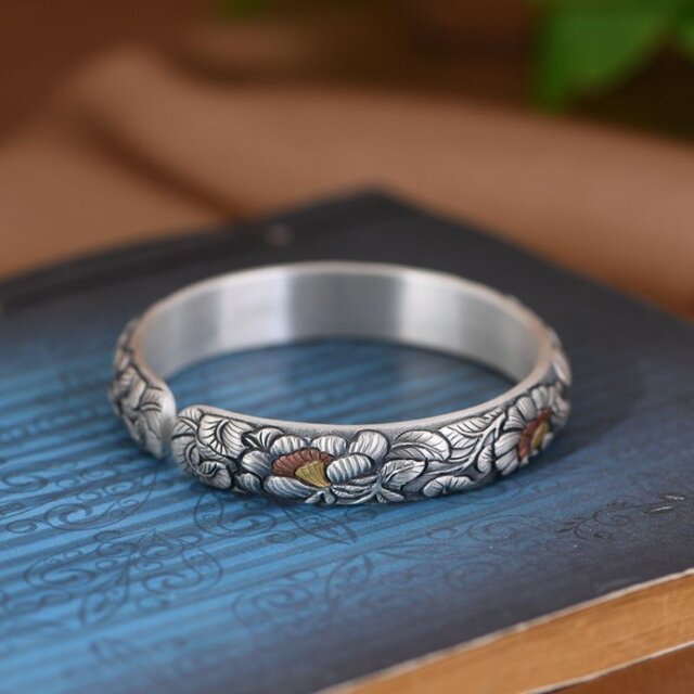 牡丹のバングル - 職人の手による精巧な彫金技術が光る B078 | iichi