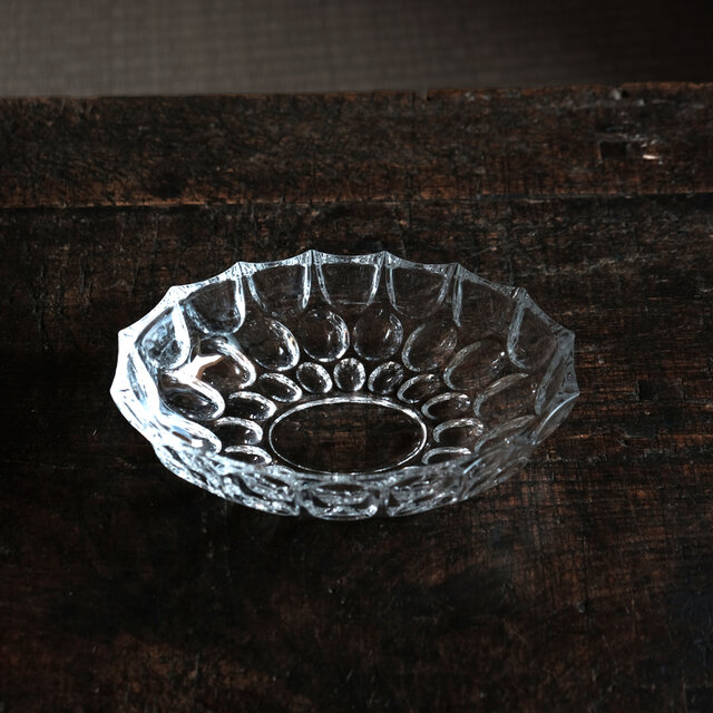 素敵な形状◆ギザギザで素敵。クリスタル・プレスガラス変形深皿　古民家　暮らしに。昭和後期【縁に欠け】i2