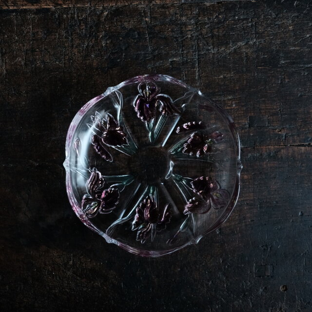 六本の菖蒲◆プレス・クリスタルガラス中皿　工芸品　丁寧な暮らしに。昭和後期以降【縁にアタリ】