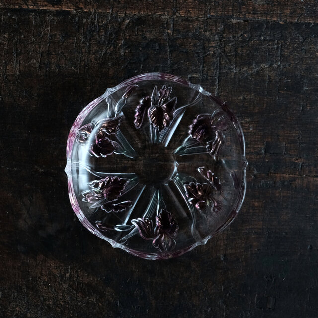 六本の菖蒲◆プレス・クリスタルガラス中皿　工芸品　丁寧な暮らしに。昭和後期以降【縁にザラ付き】