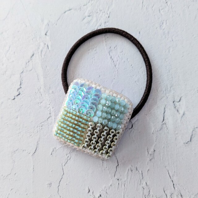 スクエアモチーフのビーズ刺繍ヘアゴム（K1207) | iichi 日々の暮らし