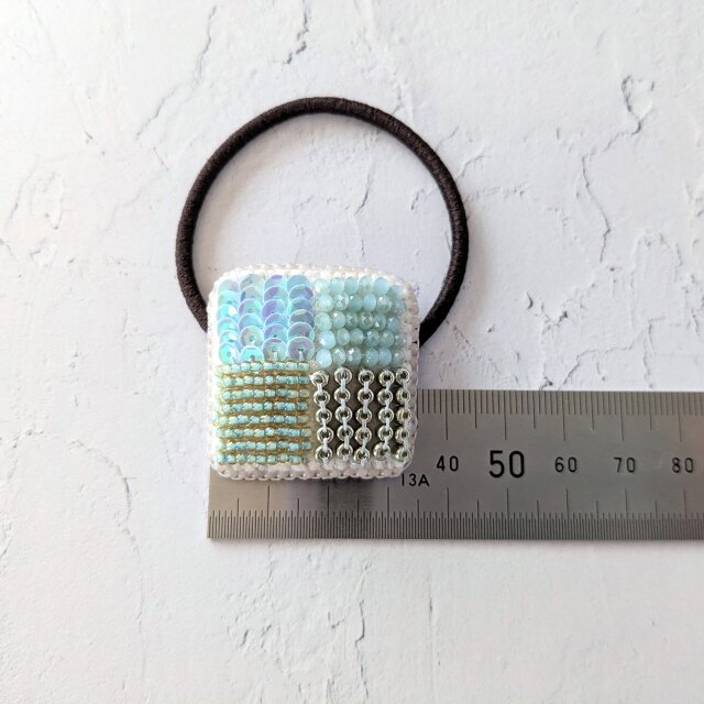 スクエアモチーフのビーズ刺繍ヘアゴム（K1207) | iichi 日々の暮らし