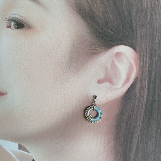 色糸×ラメ糸＊リングスイングピアスorイヤリング＊シルバー・サックス