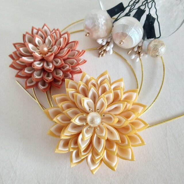 **特別な日の髪飾りセット**　つまみ細工のダリア花２つ、飾りパーツ5点、金水引　イエロー×オレンジ　成人式、卒業式、入学式